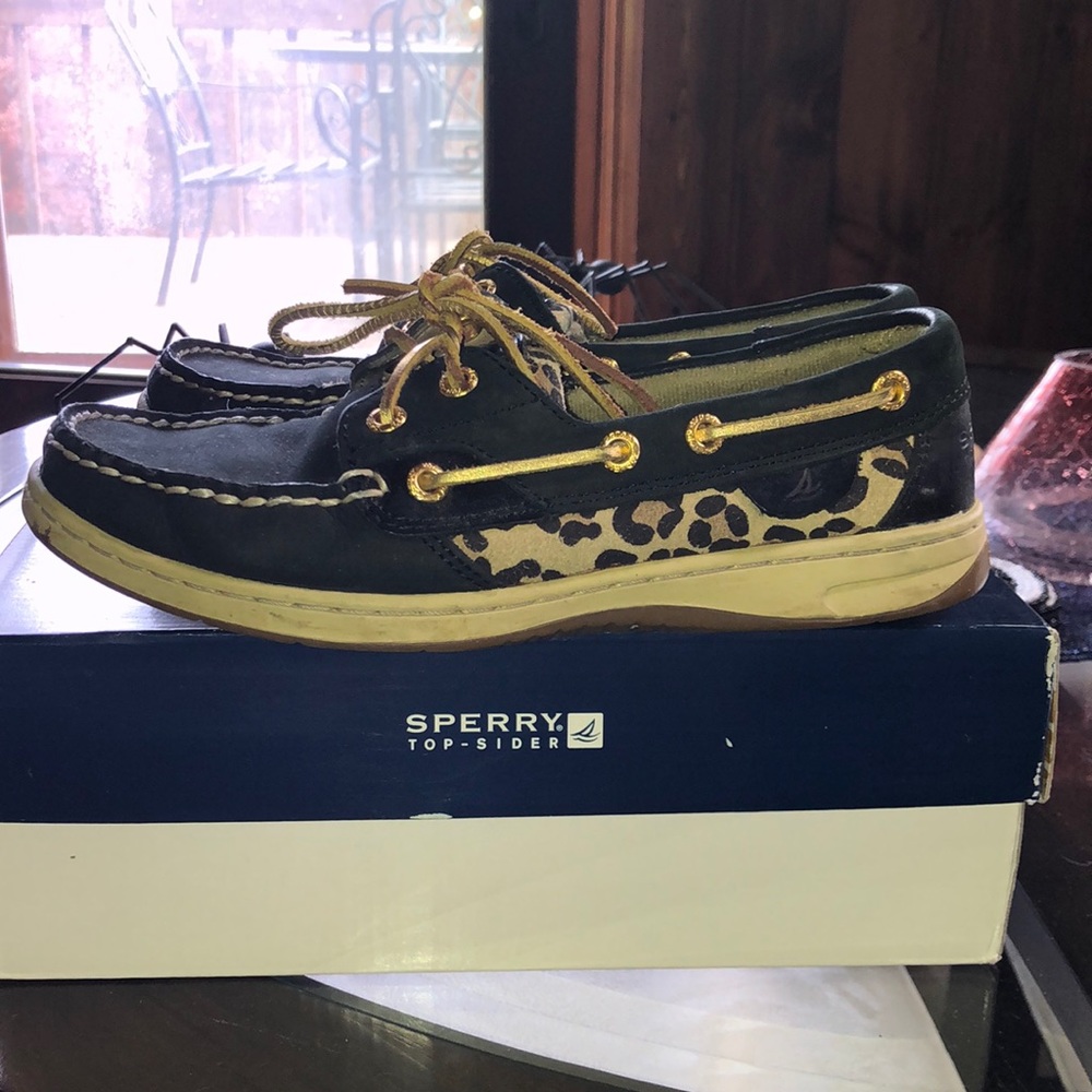 Womens sz6 leopard print sperry shoes.